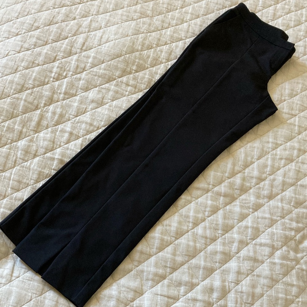 St. John Black Capri, size 4 like new, stretchy with pockets!